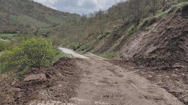 Heyelandan dolayı kapanan tabiat parkı yolu ulaşıma açıldı