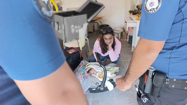 Hırsızlık ihbarına giden polis, özel garajda 5 aylık bebekle annesini buldu
Kadının kapısı açık otomobile girdiği; araç içerisinden ruhsat, anahtarlar ve garaj kumandasını alarak garaja girdiği anlaşıldı
Garaj sahibi kadın şikayetçi olmadı bebek ve anne polis ekipleri tarafından yakınlarına teslim edilmek üzere götürüldü