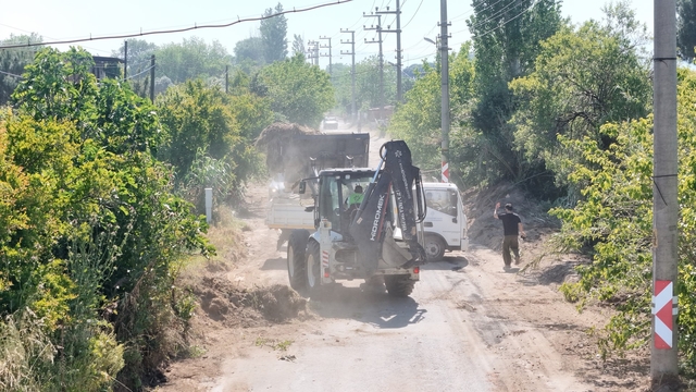 Aydın'da kırsal mahalle yollarında bakım ve temizlik çalışması