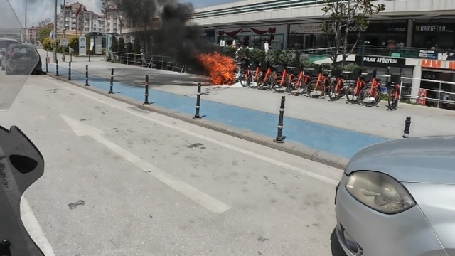Alev alev yanan motosiklete motosikletli kuryeden müdahale