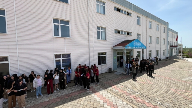 Manisalı öğrenciler depremi yaşadı
Gördes MYO'da "Acil Durum ve Afet Yönetimi" programı öğrencilerden ilgi gördü