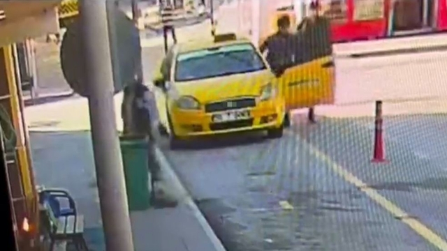 Kontak anahtarı üzerinde bırakılan taksiyi alıp kaçmaya çalıştı, köşeyi dönemeden yakalandı
Taksi şoförünün aracının peşinden koşup şüpheliyi yakalama anları kameraya yansıdı
