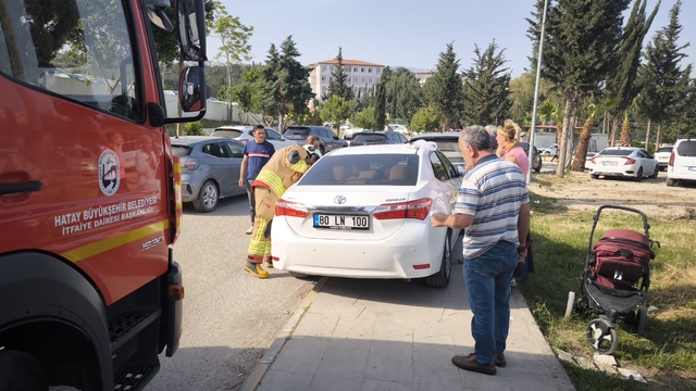 Hatay'da otomobilde kilitli kalan bebeği itfaiye ekibi kurtardı