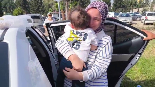 Otomobilde mahsur kalan evladına kavuşan anne gözyaşlarına boğuldu