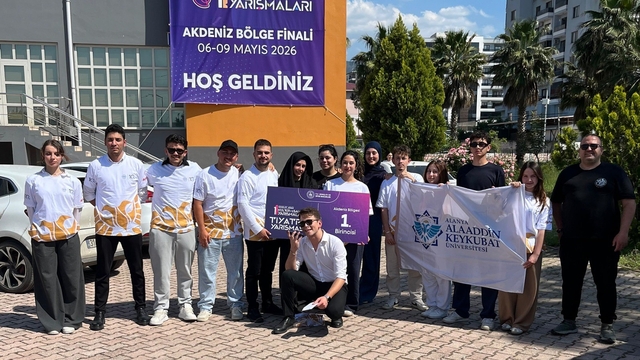 ALKÜ'lü genç tiyatrocular bölge finallerinde şampiyon olup yarı finale yükseldi