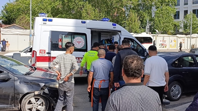 Otomobil ile motosiklet çarpıştı: 1 yaralı