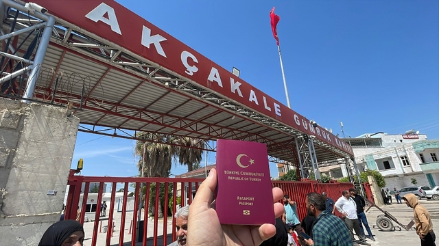 Akçakale Gümrük Kapısı'ndan 12 yıl sonra pasaportlu geçiş başladı