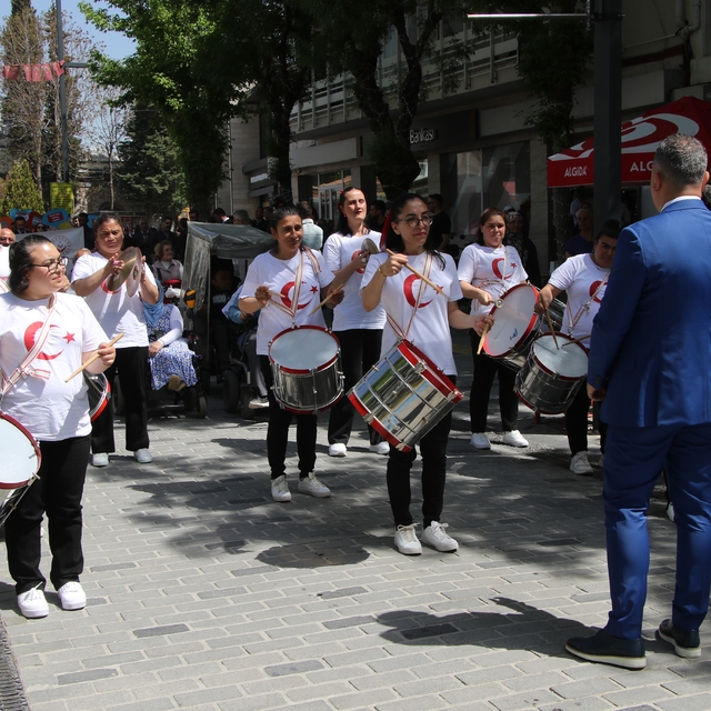 Uşak'ta engellilere farkındalık yürüyüşü gerçekleştirildi