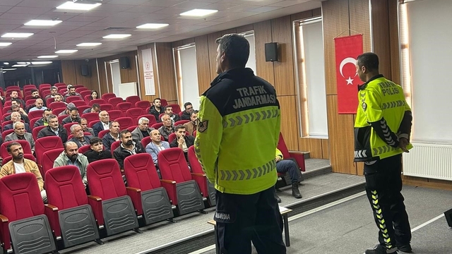 Patnos'ta okul servis şoförlerine trafik eğitimi verildi