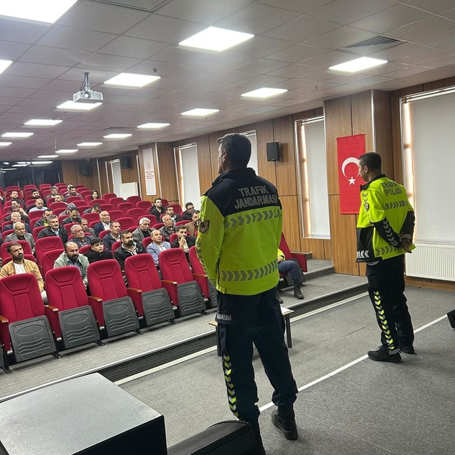 Patnos'ta okul servis şoförlerine trafik eğitimi verildi