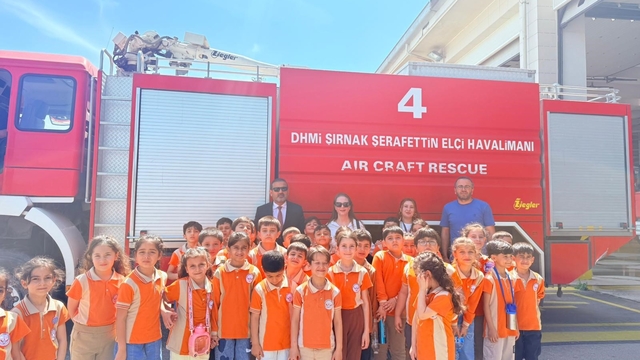 Cizre'de minik öğrenciler hem havalimanı gezdi hem uçağı yakından gördü