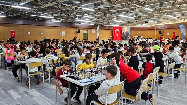 Gölcük'te 235 öğrencinin katıldığı satranç turnuvası başladı