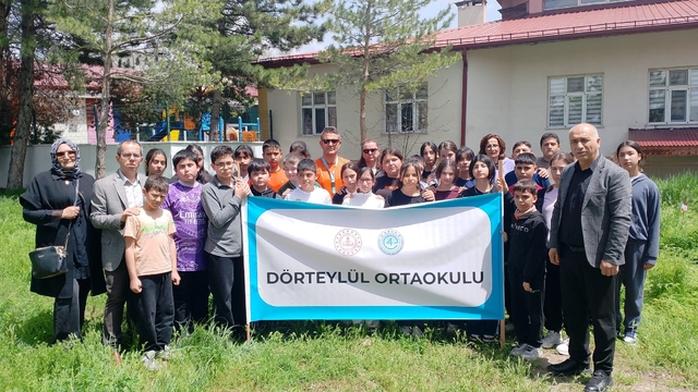Maraşlı öğrencilerin isimleri Sivas'ta yaşatılacak
Sivaslı öğrenciler, Maraş saldırısında ölen öğrencilerin isimlerini diktikleri fidanlarla yaşatacak