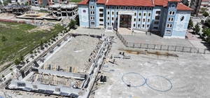 Isparta Belediyesi, 3 okula halı saha ve 1 okula kapalı spor salonu kazandı...