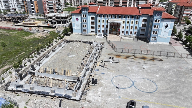 Isparta Belediyesi, 3 okula halı saha ve 1 okula kapalı spor salonu kazandırıyor