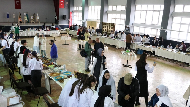 Erzurum'da öğrencilerden Türk Silahlı Kuvvetlerini Güçlendirme Vakfına kermes geliri desteği