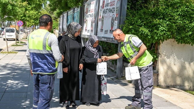 Büyükşehir Belediyesi vatandaşlara ücretsiz 20 bin fide dağıttı