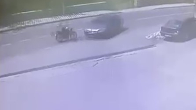 Otomobille çarpışan motosikletlinin kaza anı kameraya yansıdı