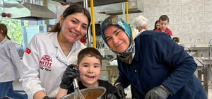 Anneanneler, babaanneler torunlarıyla birlikte kek yaptı