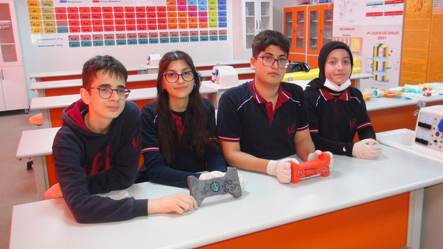 Bitlis'te öğrenciler atık plastikleri parke taşına dönüştürdü