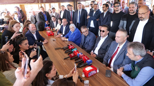 AK Parti Eskişehir milletvekilleri gazetecilerle bir araya geldi