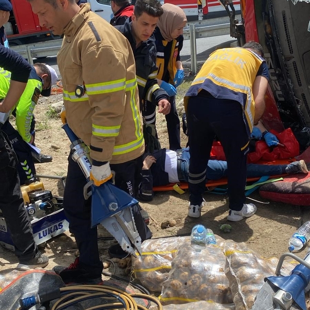 Kontrolden çıkan kamyon yol kenarına devrildi: 2 yaralı