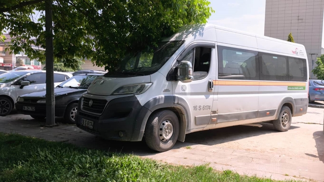 Servis aracının çarptığı yaşlı adam yaralandı