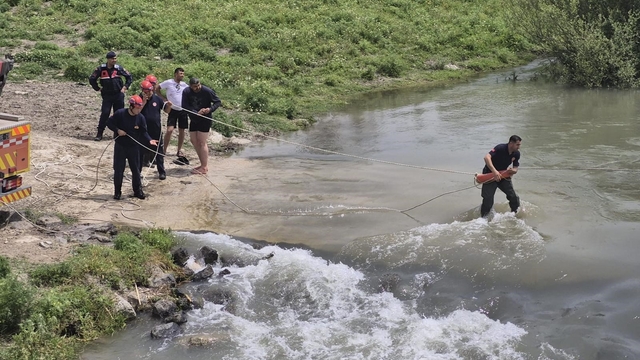 Adana'da Karaçay Nehri'nde mahsur kalan kamyondaki 2 kişi kurtarıldı