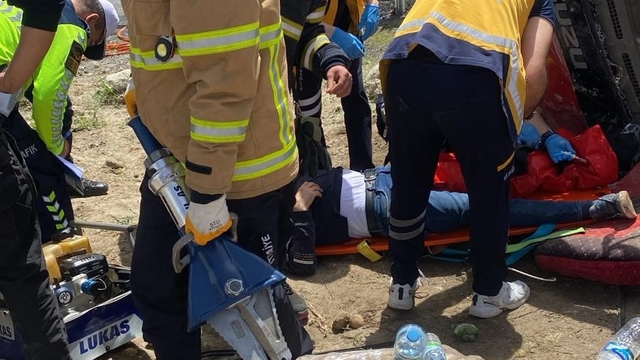 Kontrolden çıkan kamyon yol kenarına devrildi: 2 yaralı