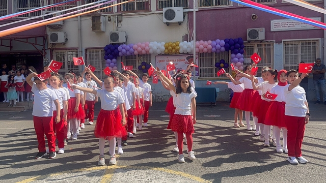 Diyarbakır'da ilkokul öğrencileri şenlikte eğlendi