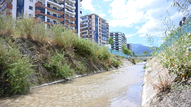Manisa'daki dere yatakları temizleniyor
Manisa'da Bozköy Deresi'nde taşkın alarmına karşı dev temizlik seferberliği