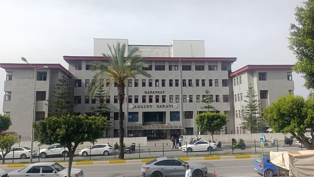 Niyazi Nefi Kara için 6 ayrı suçtan 31 yıldan 69 yıla kadar ceza talebi
İddianamenin kabul edildiği 41 sanıklı Manavgat Belediyesi davasında savcı 8 kişi için tutuklama talep etti
Görevden uzaklaştırılan Niyazi Nefi Kara hakkında 'suç işlemek amacıyla örgüt kurma', 'rüşvet' ve 'irtikap' başta olmak üzere 6 ayrı suçtan toplam 31 yıldan 69 yıla kadar hapis cezası talep edildi
