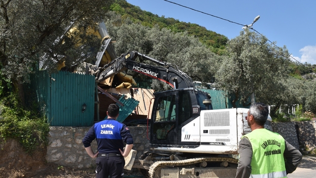 İznik'te kaçak yapıya yer yok