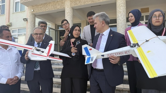 Milletvekili Canbey'den dünya şampiyonlarına tebrik: "Türkiye Yüzyılı'nı bu gençler inşa edecek"