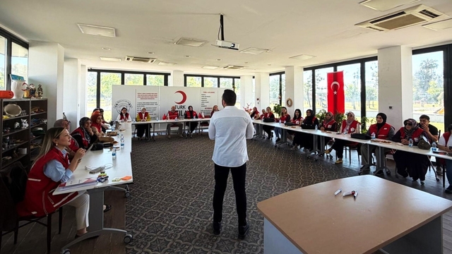 Mersin'de Türk Kızılay gönüllülerine engelli ve yaşlı bakımı eğitimi verildi