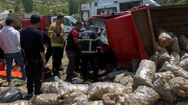 Nevşehir'de devrilen kamyonetteki patatesler yola saçıldı