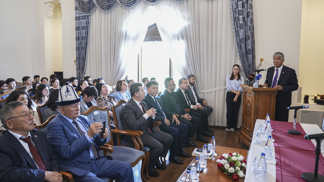 TÜRKSOY, Kazak şair Süleymenov'un doğumunun 90. yılı dolayısıyla etkinlik düzenledi