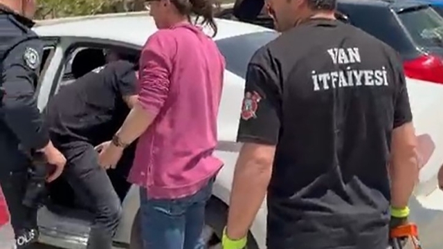 Otomobilde mahsur kalan çocuk aracın camı kırılarak kurtarıldı