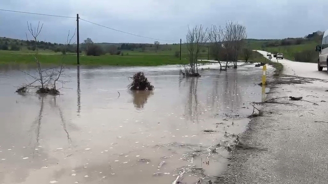 Eskipazar'da dolu ve sağanak etkili oldu, dere taştı