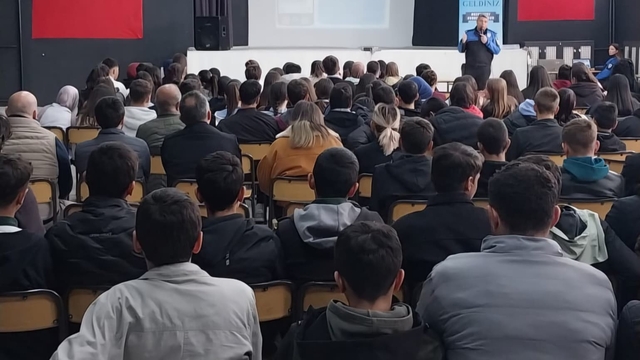 Eskişehir polisi ilçelerdeki öğrencileri hem eğlendiriyor hem bilgilendiriyor