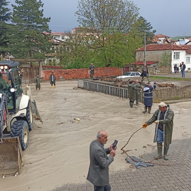 Havza'da kuvvetli sağanak etkili oldu, dere taştı