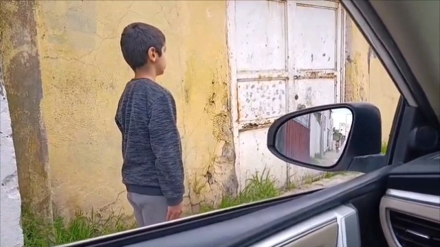 İstiklal Marşı'na yolda eşlik eden Emre'ye ödül