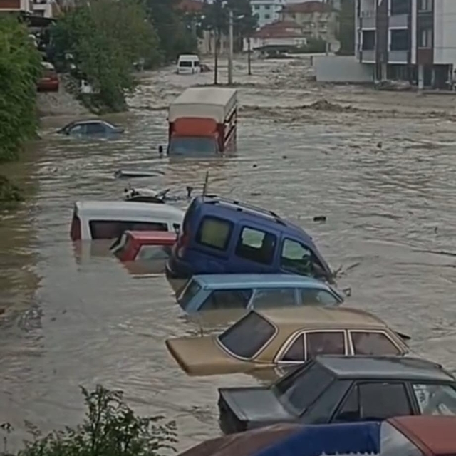 Havza'yı sel vurdu: İş yerlerini su bastı, araçlar sürüklendi