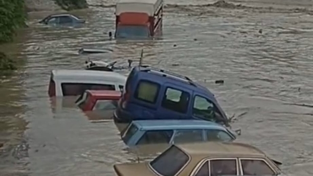 Havza'yı sel vurdu: İş yerlerini su bastı, araçlar sürüklendi