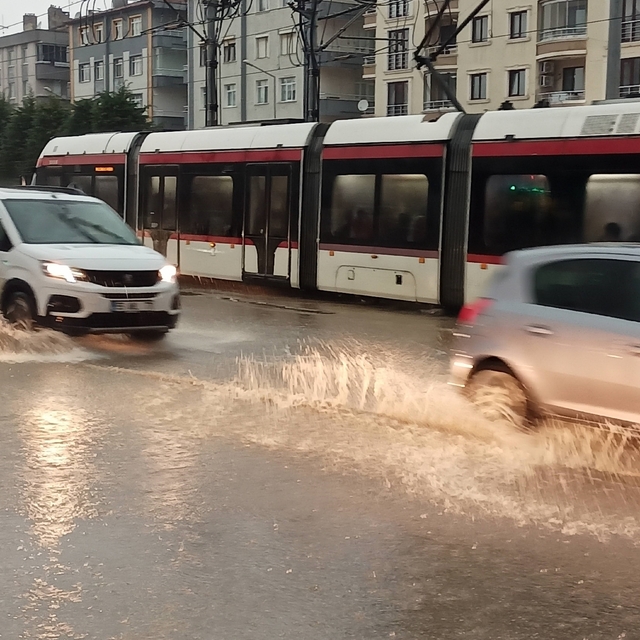 Samsun'da sağanak: Caddeler dere gibi aktı