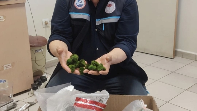 Kapıkule'de yolcu otobüsünde 2 bin adet canlı yeşil alg ele geçirildi
Yeşil alg kaçakçılarına 474 bin 55 TL ceza
