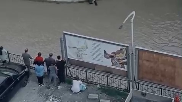 Dereye düşen çocuk iple kurtarıldı
