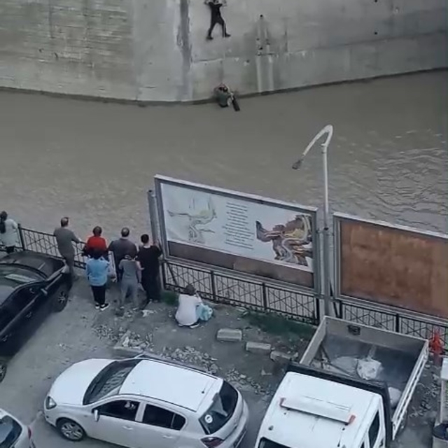 Dereye düşen çocuk iple kurtarıldı