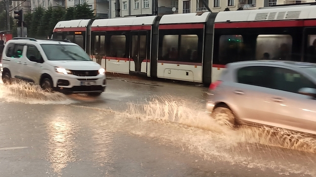 Samsun'da sağanak: Caddeler dere gibi aktı