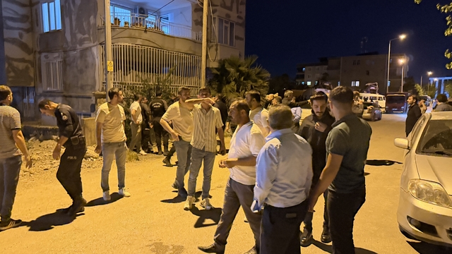 Ev sahibi ile kiracı arasında bıçaklı, sopalı, taşlı kavga: 11 yaralı